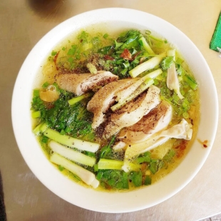 Hủ tiếu gà ta - dồi trường